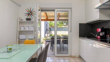 Apartment, 2 Bedrooms | Dining room