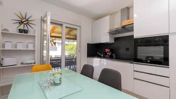 Apartment, 2 Bedrooms | Dining room