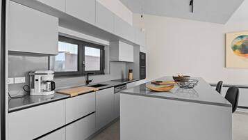 Villa, 4 habitaciones | Cocina privada | Frigorífico grande, microondas, horno y placa de cocina