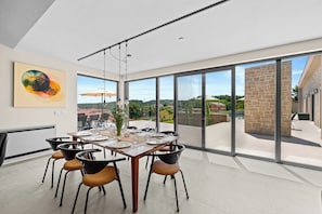 Villa, 4 Bedrooms | Dining room