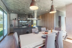 Villa, 2 Bedrooms | Dining room