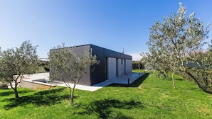 A modern building with a flat roof, large windows, and a concrete base. - Villa Lagoderan (Rovinj)