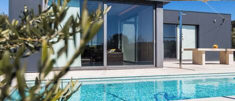 المنشأة من الخارج