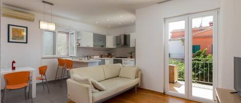 Leilighet – classic, 1 soverom | Oppholdsområde | LED-TV