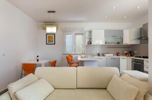 Departamento clásico, 1 habitación | Área de sala de estar | Televisión LED 