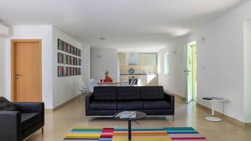 Villa, 1 Schlafzimmer | Wohnbereich | LED-Fernseher