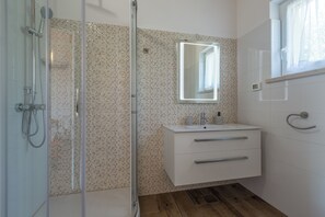 Villa, 1 Bedroom | Bathroom | Shower, towels - Villa Violetta (Kanfanar)