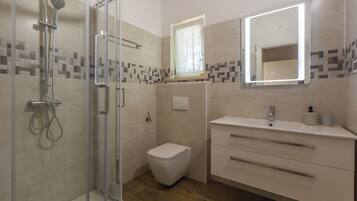 Villa, 1 Bedroom | Bathroom | Shower, towels