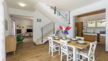 Villa, 1 Bedroom | Dining room