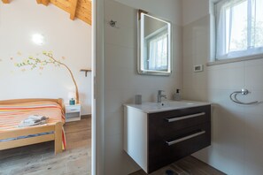 Villa, 1 Bedroom | Bathroom | Shower, towels - Villa Violetta (Kanfanar)
