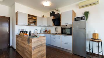 Stórt einbýlishús - 1 svefnherbergi | Einkaeldhús | Ísskápur í fullri stærð, örbylgjuofn, bakarofn, eldavélarhellur