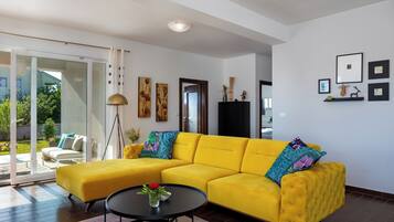 Stórt einbýlishús - 1 svefnherbergi | Stofa | LED-sjónvarp