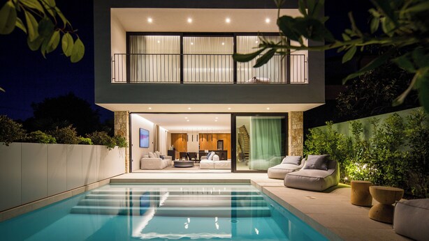 A modern two-story house with a swimming pool, outdoor seating, and a balcony. - Villa Z6 - Luxury Retreat in the Heart of Rovinj (Rovinj)