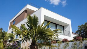 A modern two-story house with a white facade, large windows, and a balcony. - Villa Z6 - Luxury Retreat in the Heart of Rovinj (Rovinj)