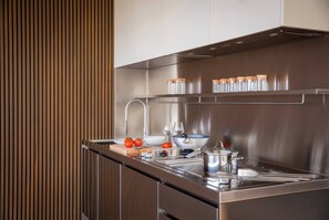 Full-size fridge, microwave, oven, stovetop