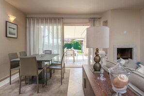 Villa, 1 Bedroom | Dining room