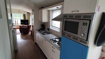 Een koelkast, een magnetron, een oven, een kookplaat