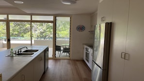 Fridge, microwave, oven, stovetop - Show Stopper, TOP NOTCH (BRUNSWICK HEADS)