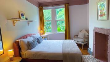 5 dormitoris, escriptori i planxa i posts de planxar