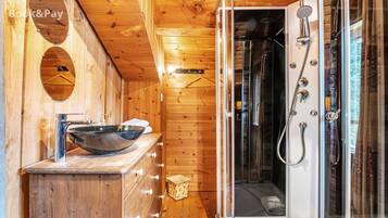 Douche, baignoire à jets, sèche-cheveux, serviettes fournies
