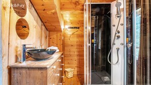 Dusj, boblebad, hårføner og håndklær