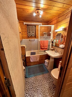SĂšche-cheveux, savon, papier toilette