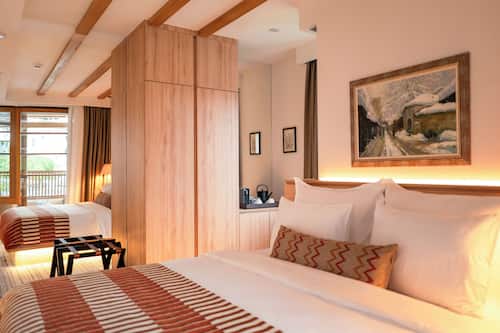 Chambre Double Deluxe | Literie hypoallergénique, couette en duvet d'oie, minibar, bureau