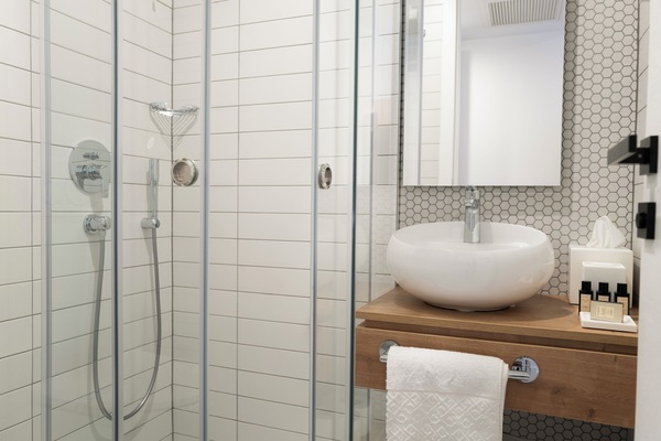 Suihku, ilmaiset hygieniatuotteet, hiustenkuivaaja, tohvelit
