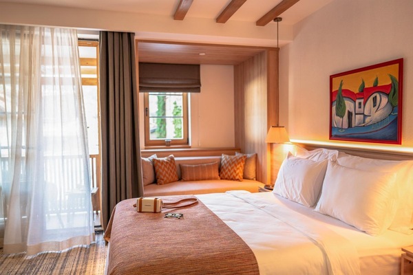 Deluxe tweepersoonskamer | Hypoallergeen beddengoed, donsdekens, een minibar, een bureau