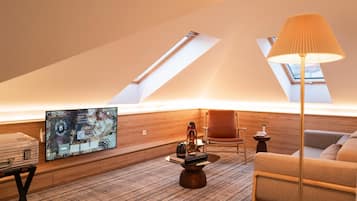Studio Suite | Hypo-allergenic bedding, down comforters, minibar, desk