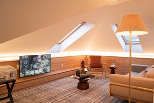 Studio Suite | Hypo-allergenic bedding, down comforters, minibar, desk