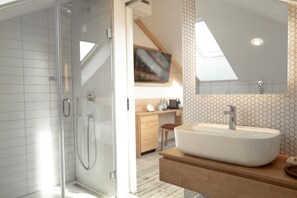 Habitación doble Deluxe, 1 cama King size y sofá cama | Baño | Regadera, amenidades de baño gratuitas, secadora de cabello, pantuflas 
