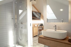 Deluxe Double Room, 1 King Bed with Sofa bed | Bathroom