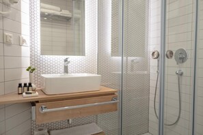 Douche, articles de toilette gratuits, sèche-cheveux, chaussons