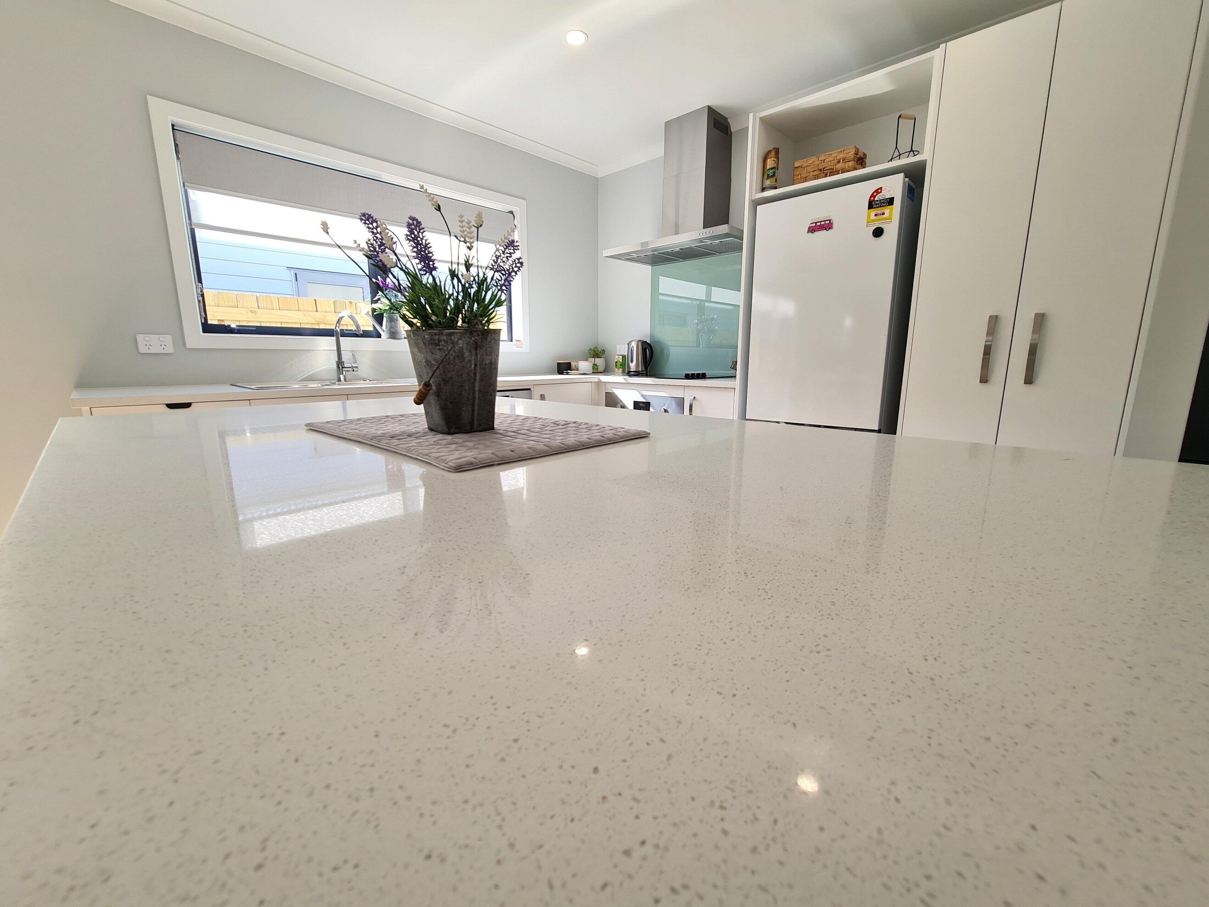 Een koelkast, een microgolfoven, een oven, een kookplaat