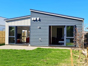 Exterior - Brand New & Cosy in Kapiti - New 3-Bedroom 4-Beds in Paraparaumu (Paraparaumu)