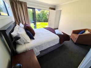 3 bedrooms, desk, iron/ironing board, travel cot - Brand New & Cosy in Kapiti - New 3-Bedroom 4-Beds in Paraparaumu (Paraparaumu)