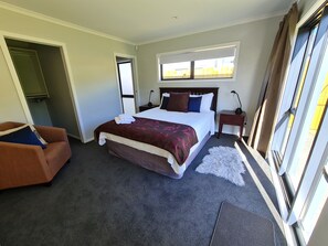 3 bedrooms, desk, iron/ironing board, travel cot