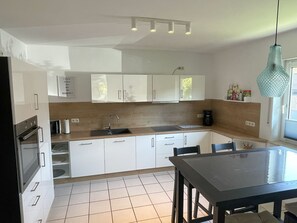 Fridge, microwave, oven, stovetop - 152 m² vacation apartment Quiet location on the edge of the village Overlooking the Rhine Valley Opposite the Loreley (Sankt Goar)
