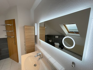 Shower, hair dryer, towels, toilet paper - 152 m² vacation apartment Quiet location on the edge of the village Overlooking the Rhine Valley Opposite the Loreley (Sankt Goar)