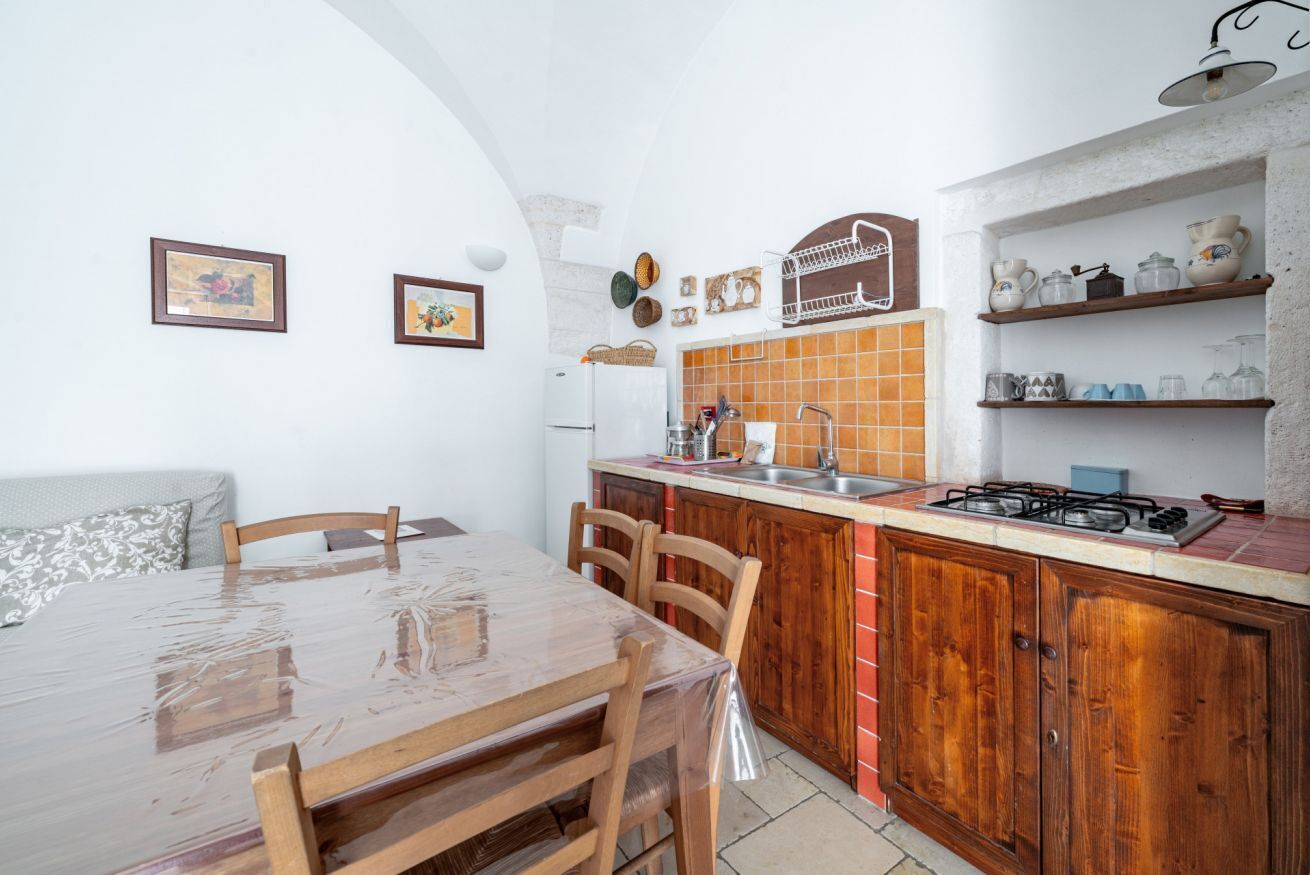 Kühlschrank, Herdplatte, Wasserkocher mit Kaffee-/Teezubehör, Toaster