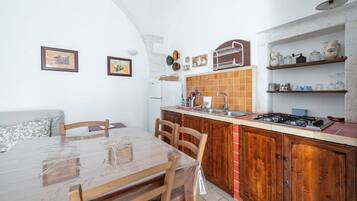 Frigorifero, piano cottura, macchina per tè/caffè, tostapane