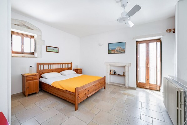 1 bedroom, travel cot, WiFi, bed sheets