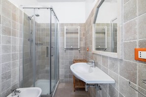 Douche, sèche-cheveux, bidet, serviettes fournies