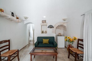 Living area - Il Trullo di Nonna Ratuccia by Rentbeat (Ostuni)