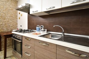 Refrigerador, horno, parrilla de estufa y cafetera y tetera 