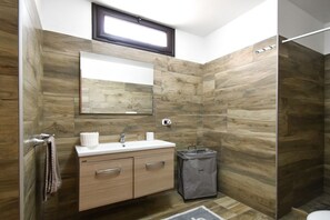 Douche, sèche-cheveux, shampoing