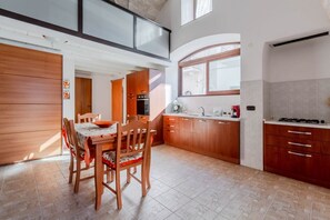 Kühlschrank, Ofen, Herdplatte, Wasserkocher mit Kaffee-/Teezubehör