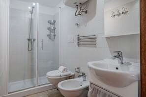 Shower, hair dryer, bidet, towels - Archi di Mare - Scirocco by Rentbeat (Savelletri)