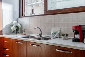 Fridge, oven, stovetop, coffee/tea maker